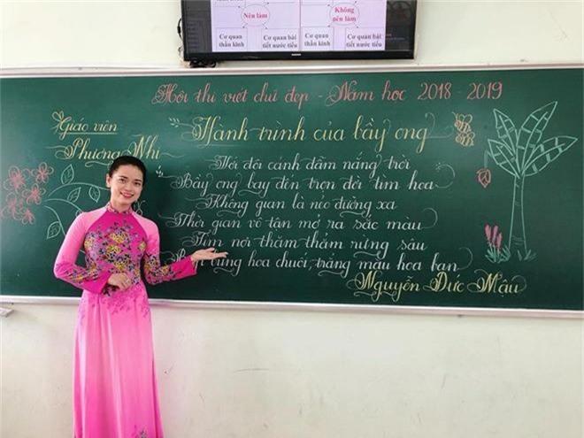 Cô giáo cùng các bạn học sinh dưới nắng sân trường