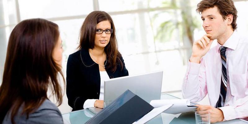 Cách xưng hô với các nhà tuyển dụng là yếu tố quan trọng quyết định việc bạn có gây được thiện cảm với họ hay không.